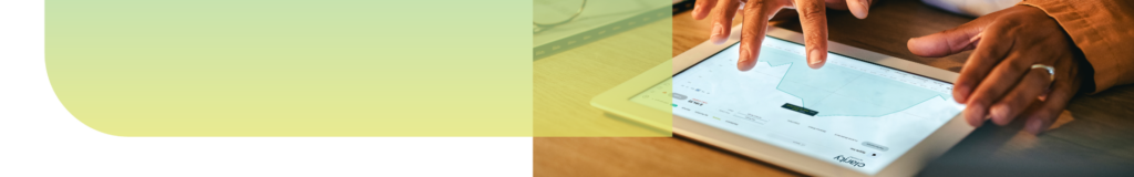 Woman trading on clarity - Banner
